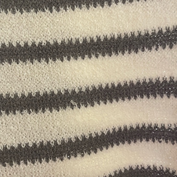 White and gray cropped sweater - Picture 4 of 8